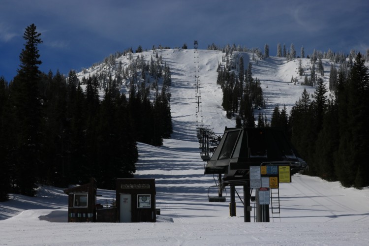 Anthony Lakes Mountain Resort triple chair lift with no people 
