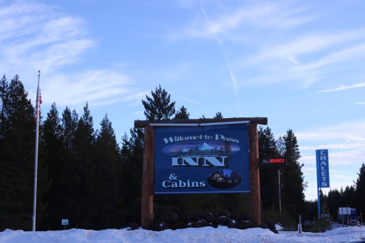 sign for Willamette Pass Inn and Cabins
