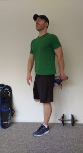 standing quad stretch demonstration : stretches for snowshoeing