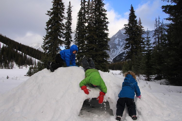 kids building a snow fort