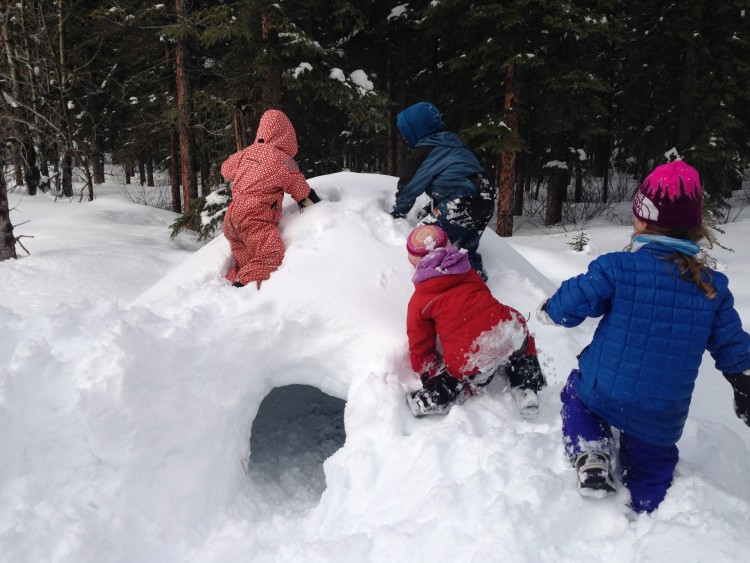 children playing in snow quinzhee