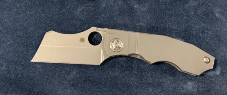 close up OR product photo of Spyderco Stovepipe C260 knife beige