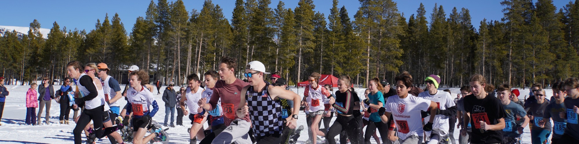 snowshoe championship: group of snowshoe racers running from start line