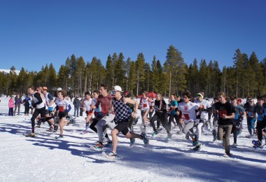 snowshoe championship: group of snowshoe racers running from start line