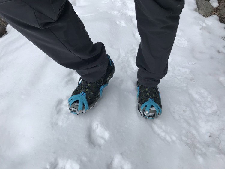 close up of Yaktrax Summit bindings