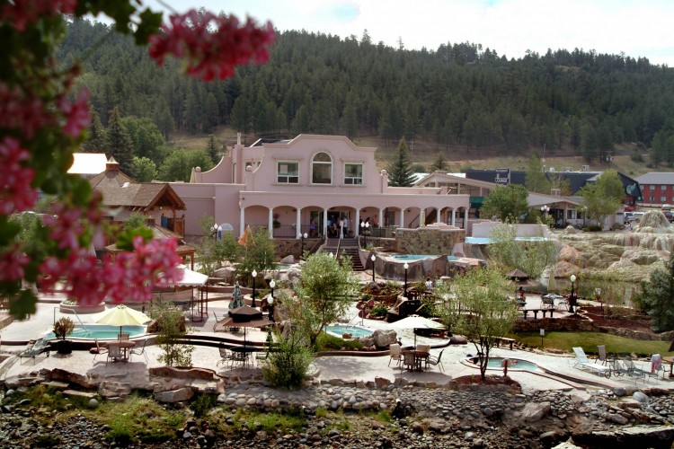 Pagosa Springs Resort: bath house and pools