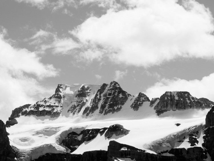 winter photography tips and contrast: black and white photo of snow and sky