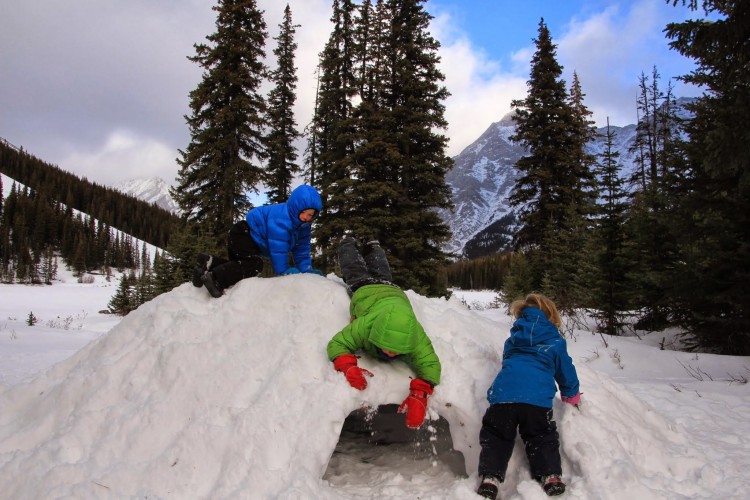 outdoor winter activities ideas: children building a snow quinzhee