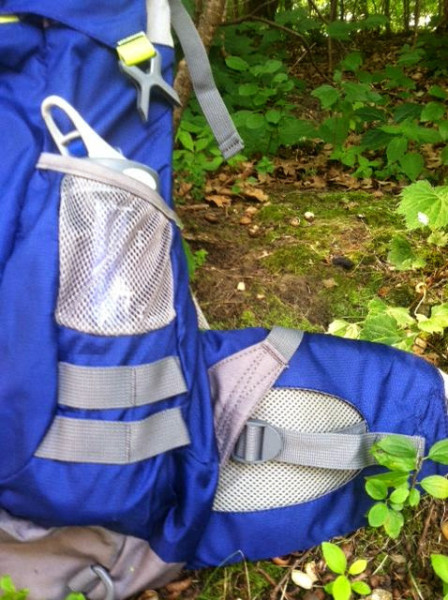 Stargazer's pocket (2 of them!) completely envelopes a 32 oz bottle. Also note the comfortable size of the waist pad.